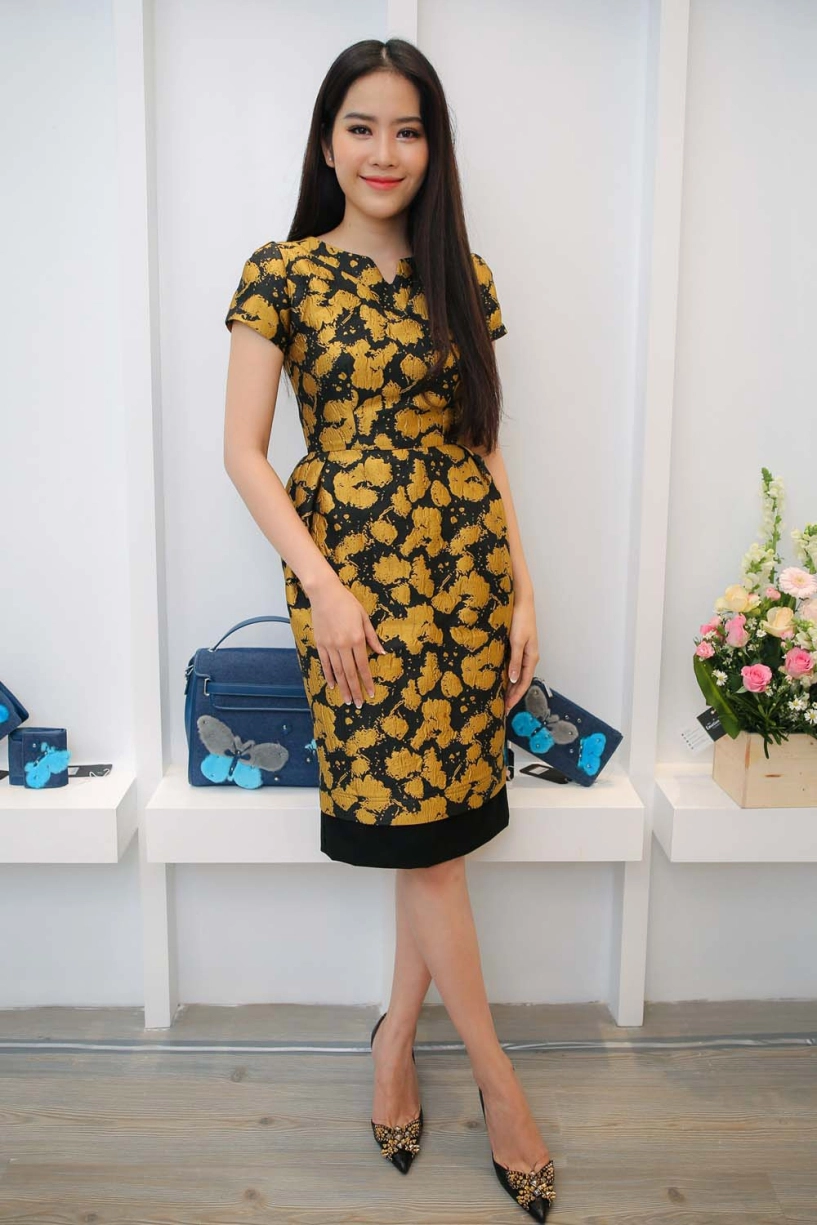 Mai ngô gây bất ngờ khi lần đầu dẫn mẹ đi chọn váy áo