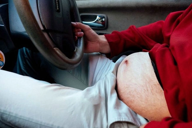 Mẫu túi bụng bia lông lá kì dị của mày râu khiến chị em phát khiếp