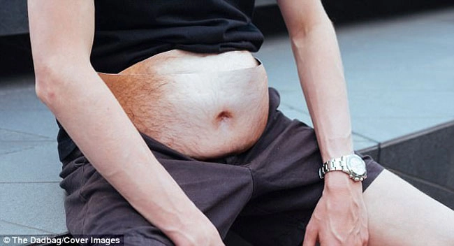 Mẫu túi bụng bia lông lá kì dị của mày râu khiến chị em phát khiếp