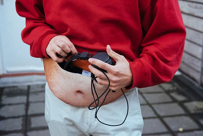 Mẫu túi bụng bia lông lá kì dị của mày râu khiến chị em phát khiếp