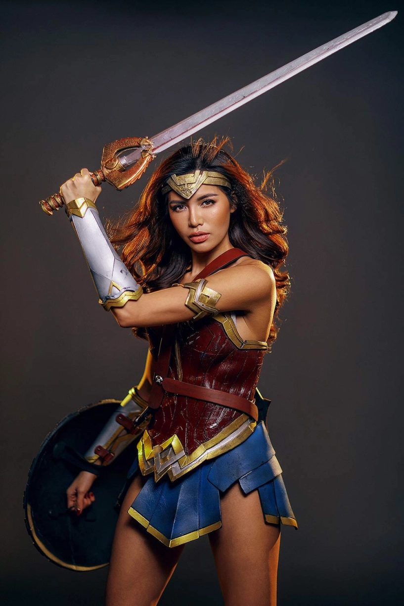 Minh tú cosplay nữ thần wonder woman siêu gợi cảm ngày halloween
