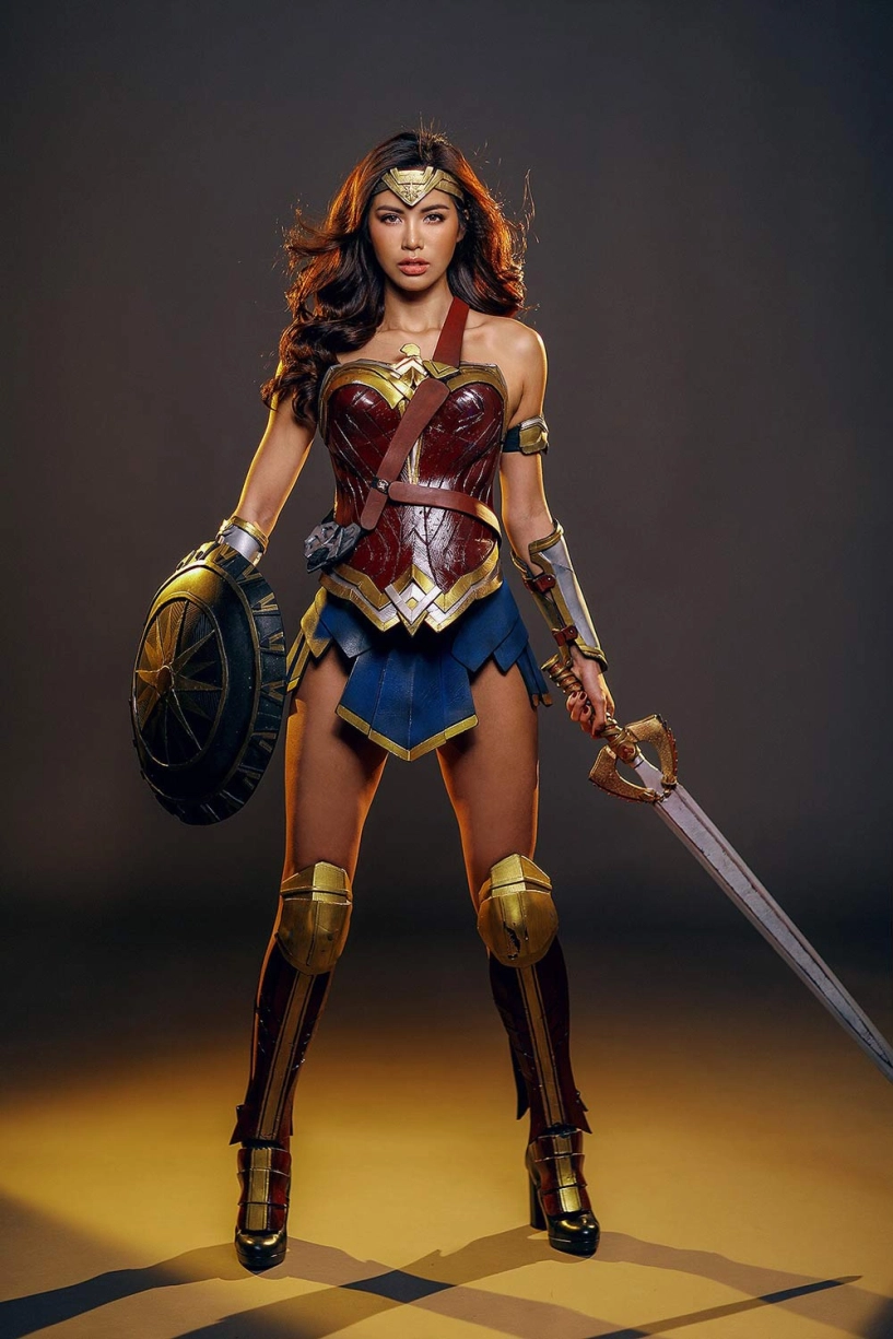Minh tú cosplay nữ thần wonder woman siêu gợi cảm ngày halloween