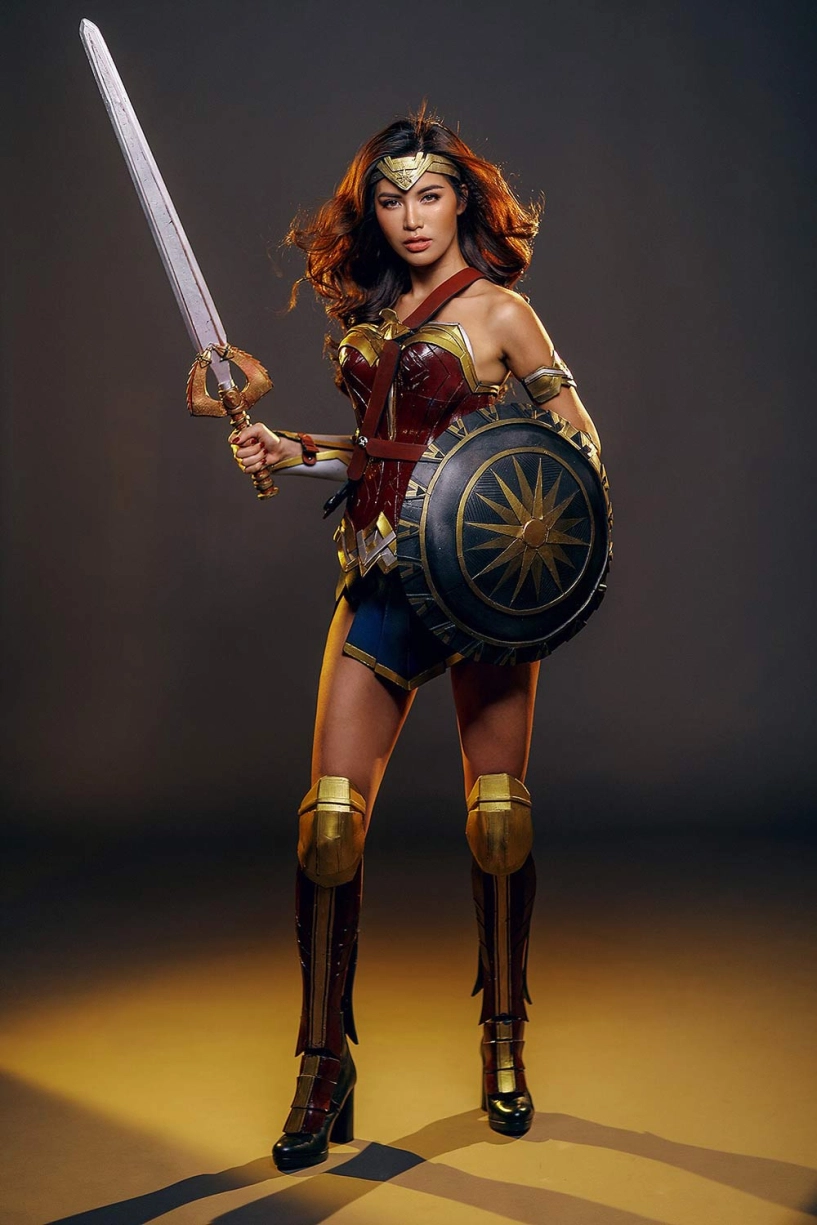 Minh tú cosplay nữ thần wonder woman siêu gợi cảm ngày halloween