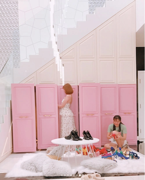 Mỗi lần ngọc trinh dọn dẹp tủ giày là chị em lại choáng váng vì hàng hiệu chất như núi