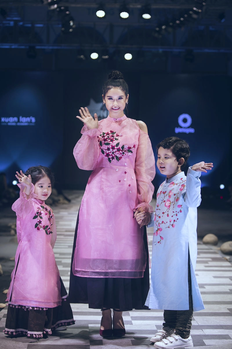 Ngắm loạt mẫu nhí đời f1 của hoa hậu hương giang xuân lan trương quỳnh anh tỏa sáng