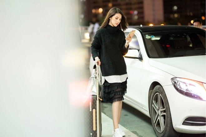 Ngọc trinh gây chú ý khi diện quần ống cao ống thấp ra sân bay