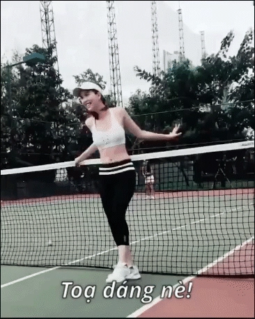 Ngọc trinh lắc mông tạo dáng điên đảo trên sân tennis khiến fan cười đau bụng