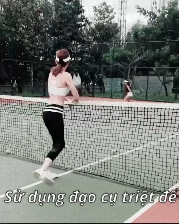 Ngọc trinh lắc mông tạo dáng điên đảo trên sân tennis khiến fan cười đau bụng