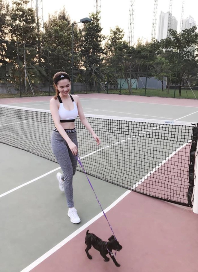 Ngọc trinh lắc mông tạo dáng điên đảo trên sân tennis khiến fan cười đau bụng