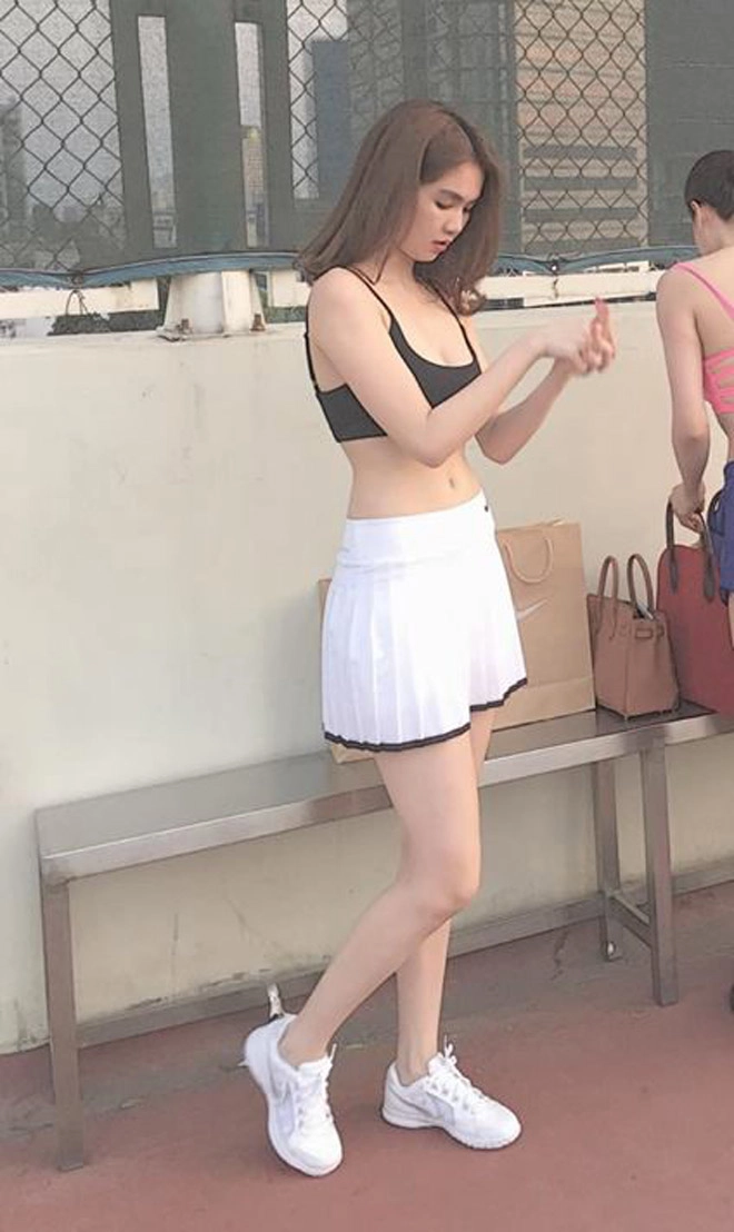 Ngọc trinh lắc mông tạo dáng điên đảo trên sân tennis khiến fan cười đau bụng