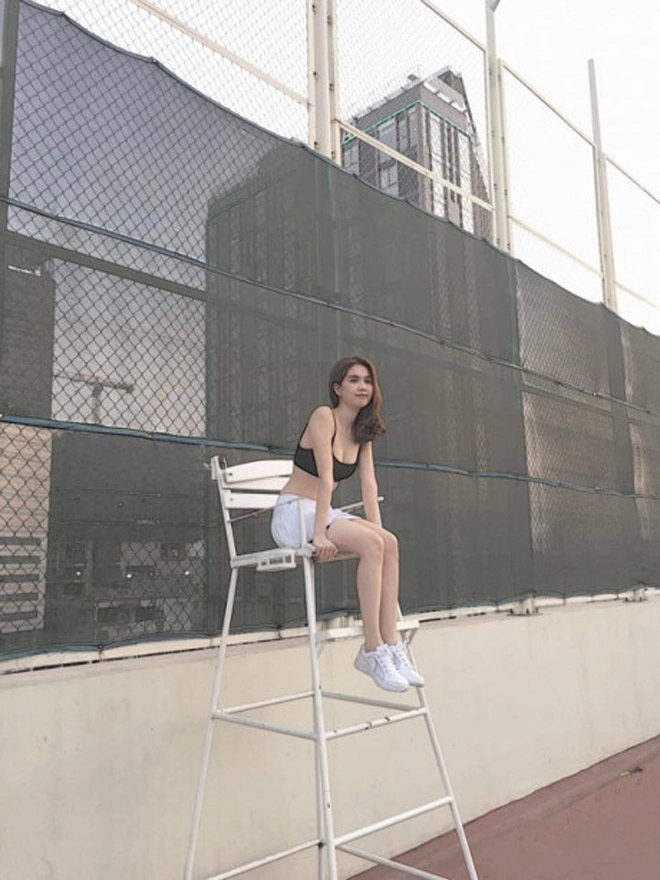 Ngọc trinh lắc mông tạo dáng điên đảo trên sân tennis khiến fan cười đau bụng