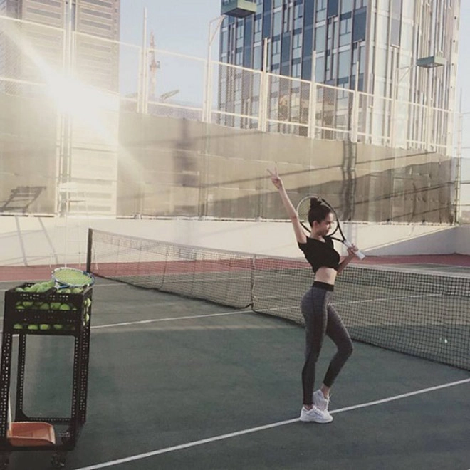 Ngọc trinh lắc mông tạo dáng điên đảo trên sân tennis khiến fan cười đau bụng