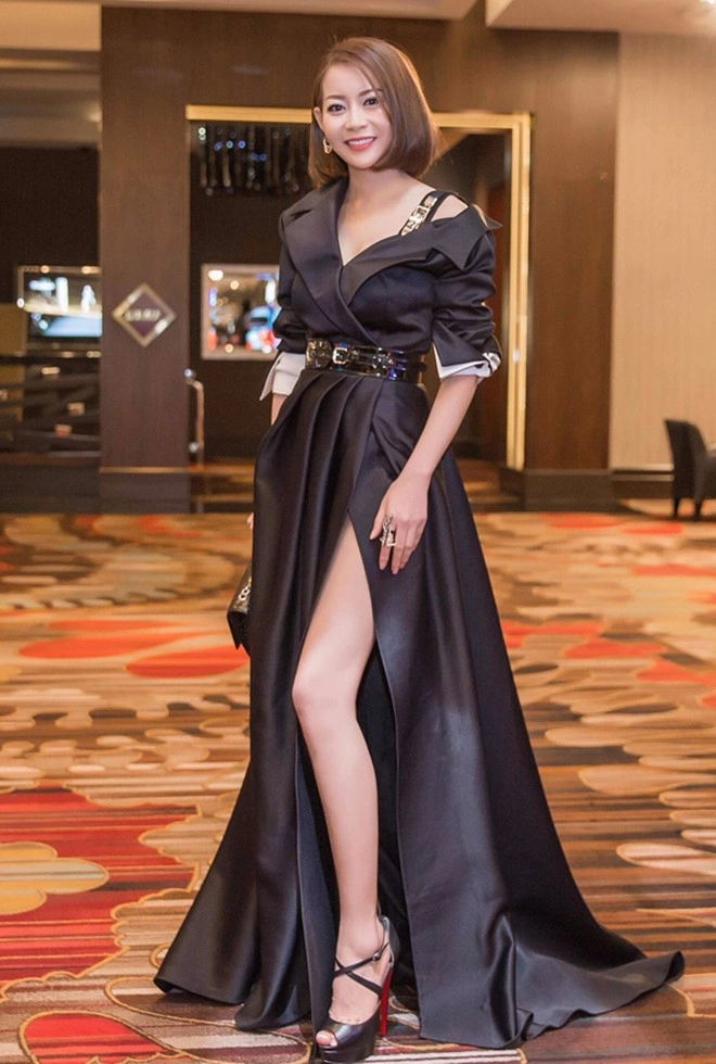 Ngọc trinh tạo dáng đầy khiêu khích trên thảm đỏ sự kiện ở australia