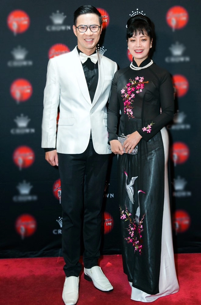 Ngọc trinh tạo dáng đầy khiêu khích trên thảm đỏ sự kiện ở australia