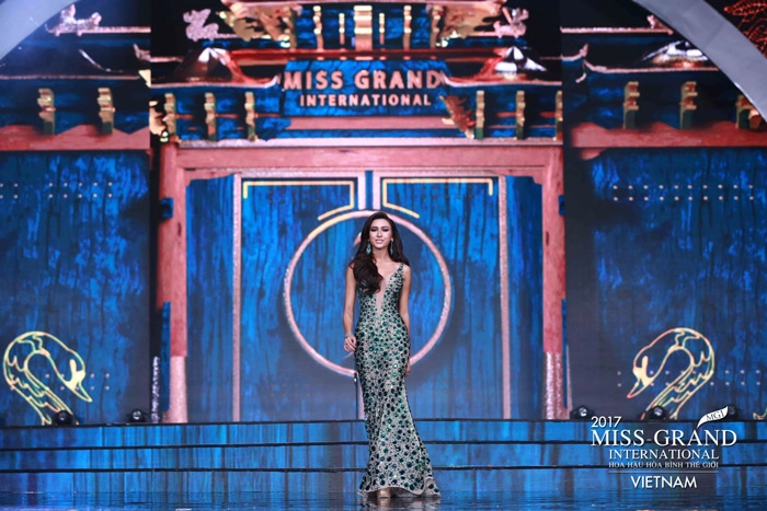 Người đẹp thái lan vấp té ngay trên sân khấu miss grand international 2017