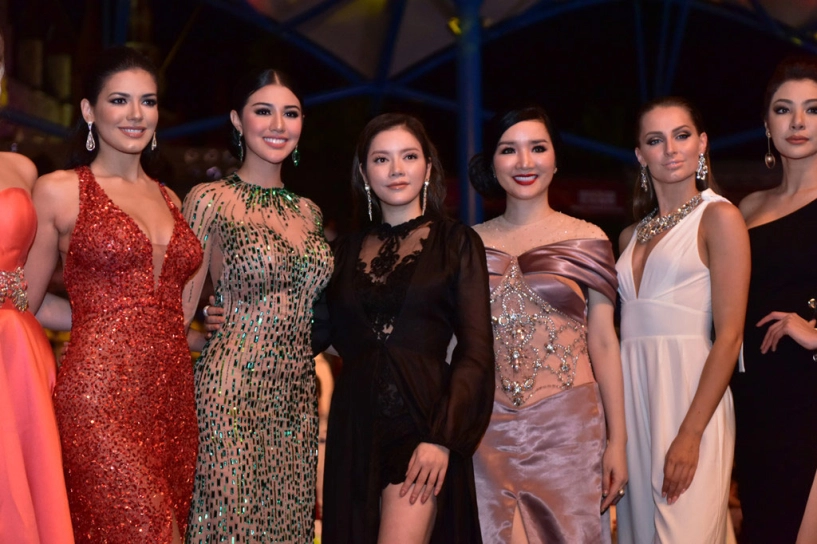 Người đẹp thái lan vấp té ngay trên sân khấu miss grand international 2017