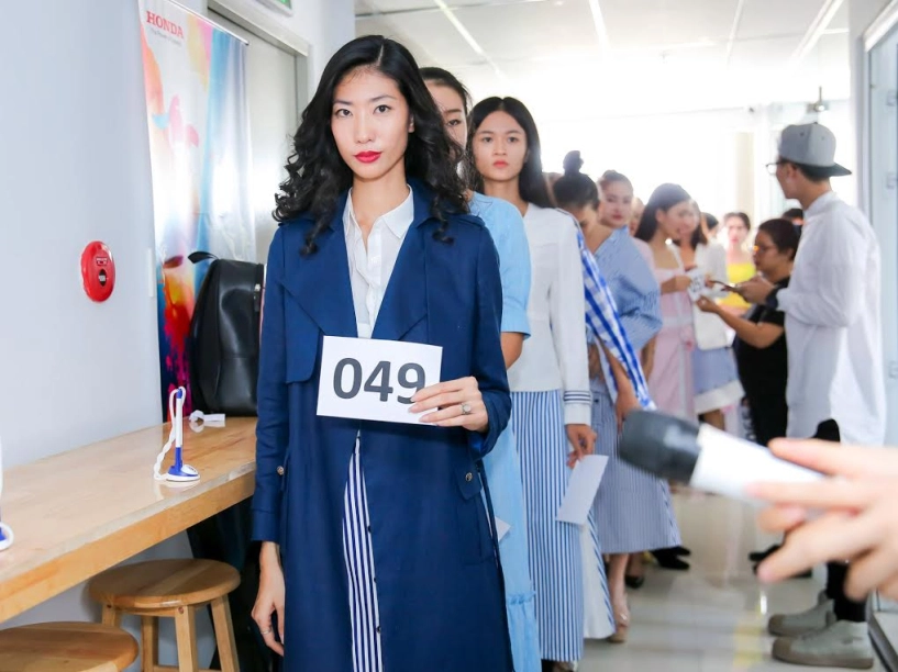 Nổi tiếng như vậy rồi mà hoàng thuỳ vẫn đi casting show thời trang như ai