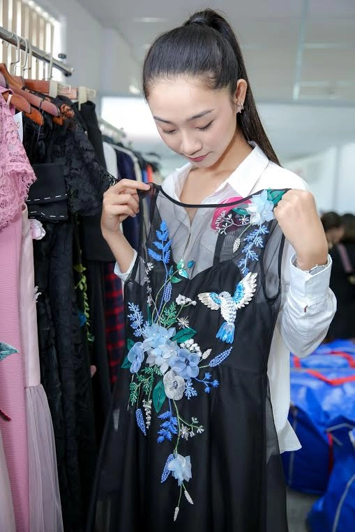 Nổi tiếng như vậy rồi mà hoàng thuỳ vẫn đi casting show thời trang như ai