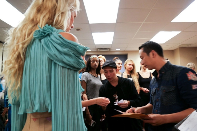 Ntk đỗ trịnh hoài nam bỏ qua những bộ xương di động tại tuần lễ thời trang new york