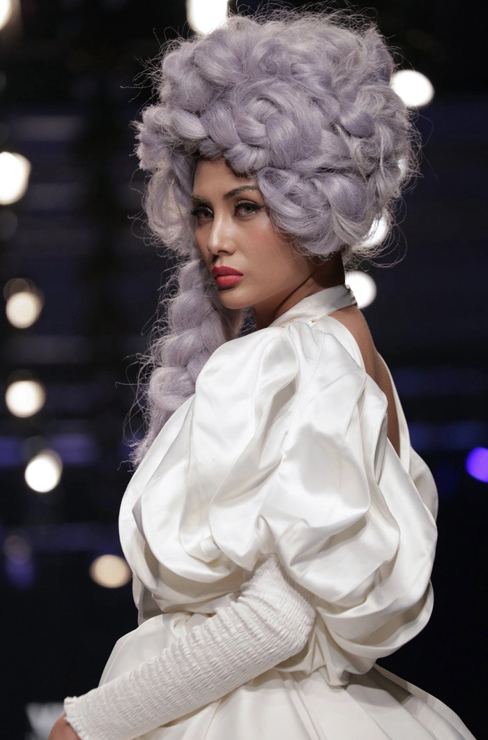 Siêu mẫu hoàng yến hóa thân thành nữ bá tước catwalk kiêu hãnh trên sàn diễn