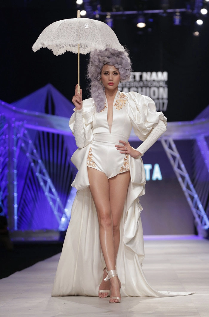 Siêu mẫu hoàng yến hóa thân thành nữ bá tước catwalk kiêu hãnh trên sàn diễn