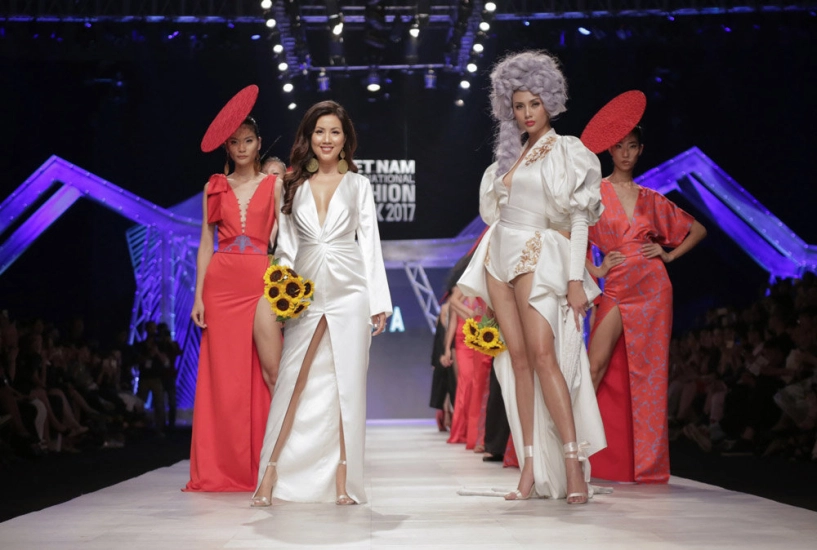 Siêu mẫu hoàng yến hóa thân thành nữ bá tước catwalk kiêu hãnh trên sàn diễn