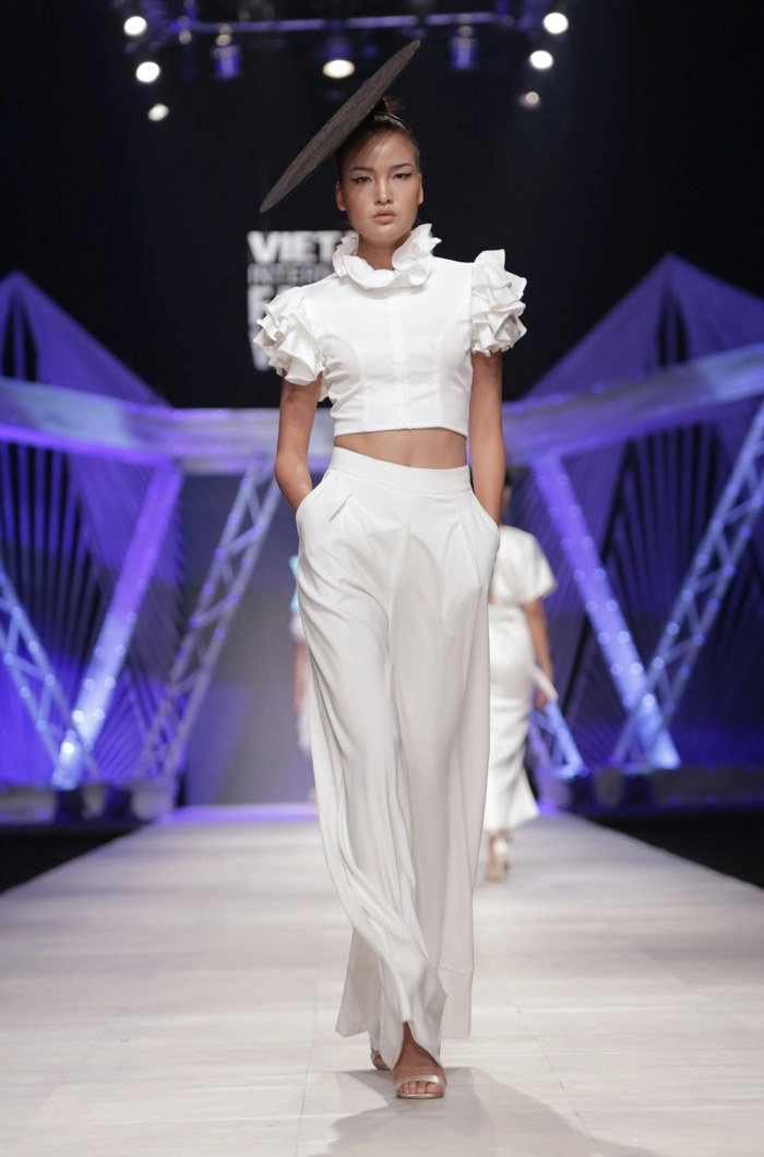 Siêu mẫu hoàng yến hóa thân thành nữ bá tước catwalk kiêu hãnh trên sàn diễn