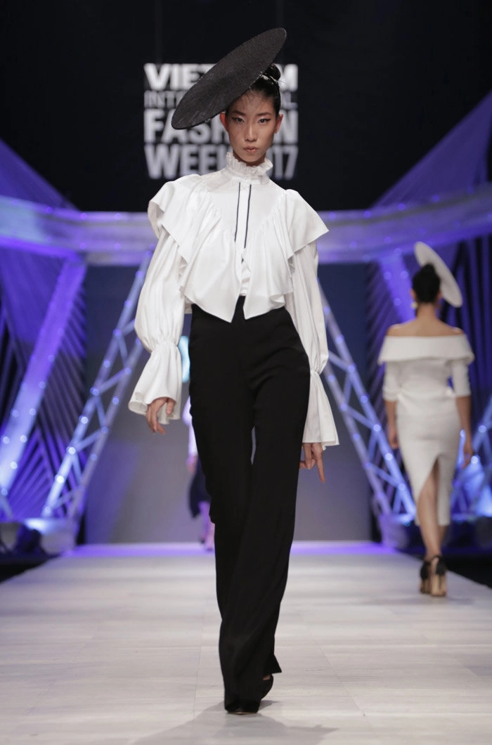 Siêu mẫu hoàng yến hóa thân thành nữ bá tước catwalk kiêu hãnh trên sàn diễn