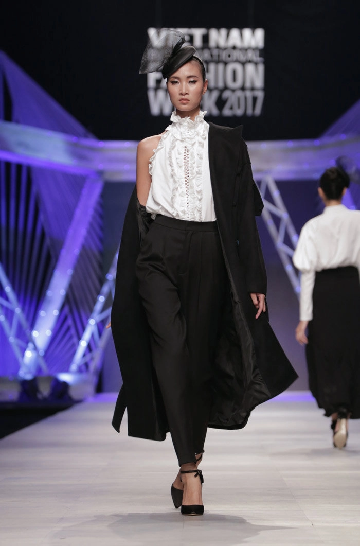 Siêu mẫu hoàng yến hóa thân thành nữ bá tước catwalk kiêu hãnh trên sàn diễn