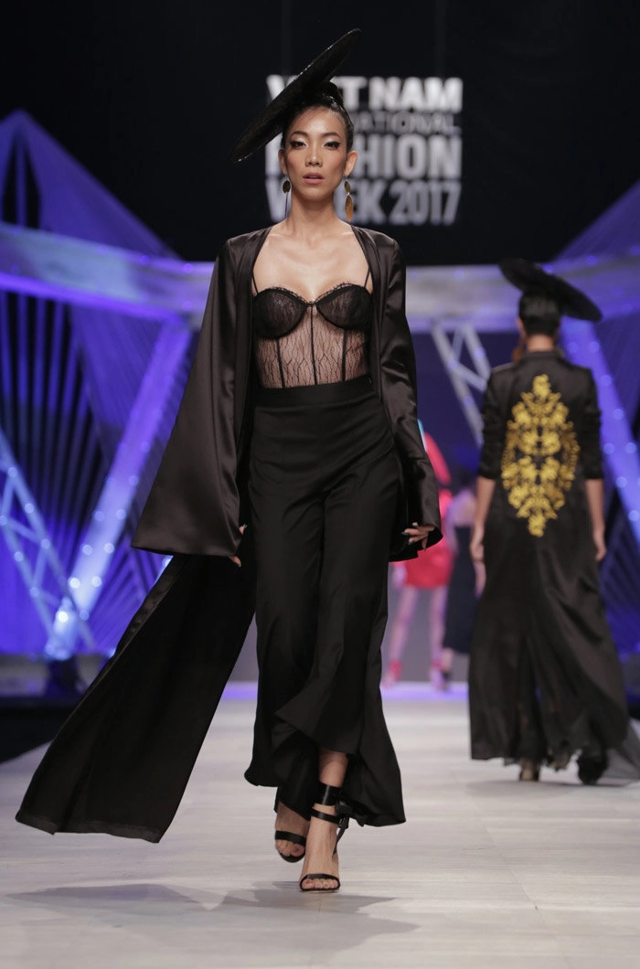 Siêu mẫu hoàng yến hóa thân thành nữ bá tước catwalk kiêu hãnh trên sàn diễn