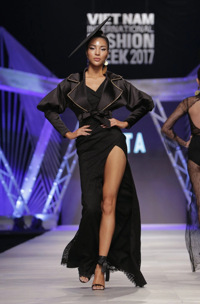 Siêu mẫu hoàng yến hóa thân thành nữ bá tước catwalk kiêu hãnh trên sàn diễn