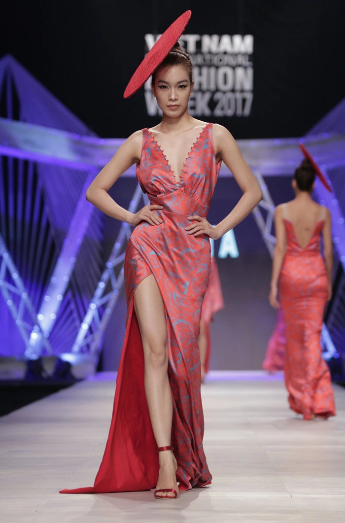 Siêu mẫu hoàng yến hóa thân thành nữ bá tước catwalk kiêu hãnh trên sàn diễn