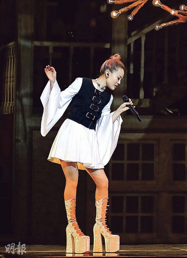 Siêu sao hoa ngữ biến dạng bàn chân vì sở thích đi giày cao gót quái chiêu