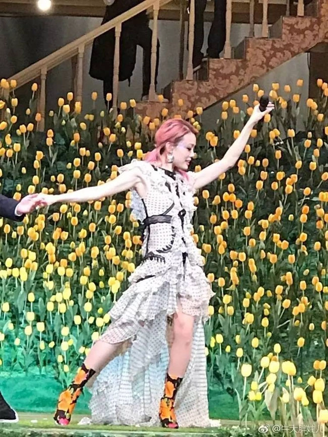 Siêu sao hoa ngữ biến dạng bàn chân vì sở thích đi giày cao gót quái chiêu