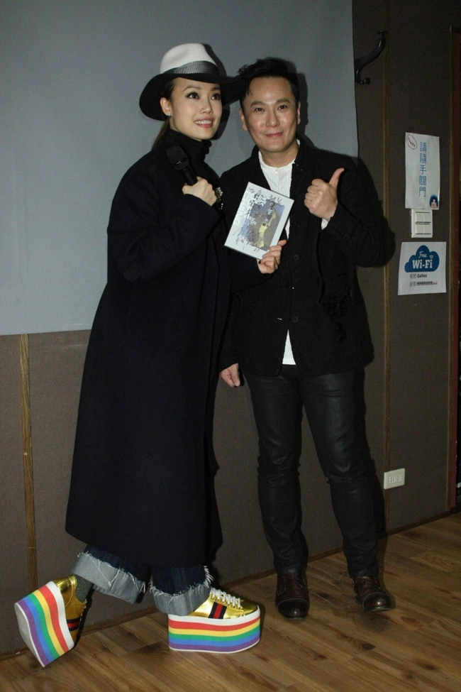 Siêu sao hoa ngữ biến dạng bàn chân vì sở thích đi giày cao gót quái chiêu