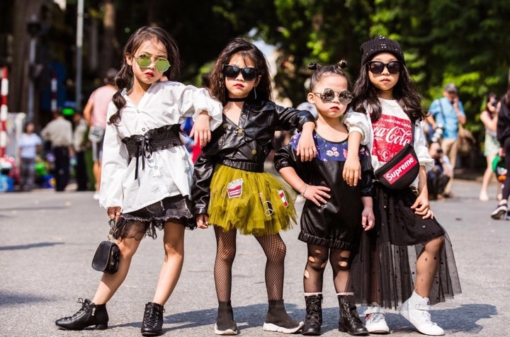 Sự khác biệt trong cách lên đồ của fashionista nhí việt và thế giới