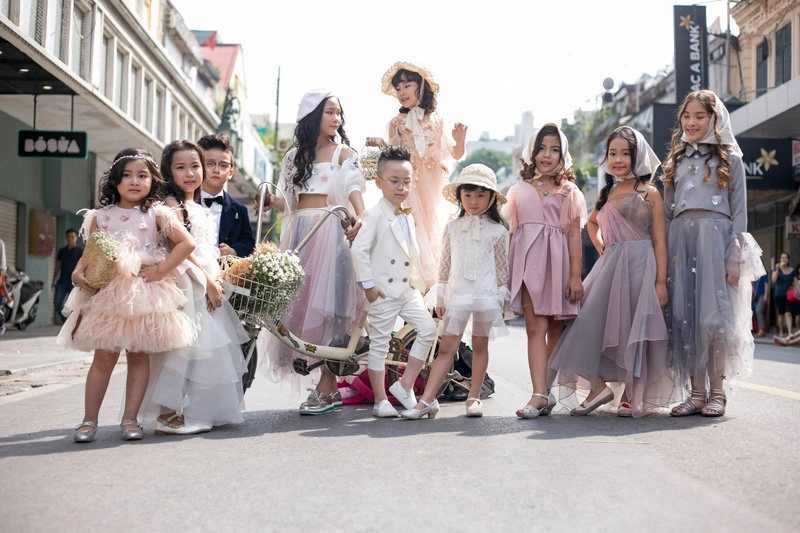 Sự khác biệt trong cách lên đồ của fashionista nhí việt và thế giới