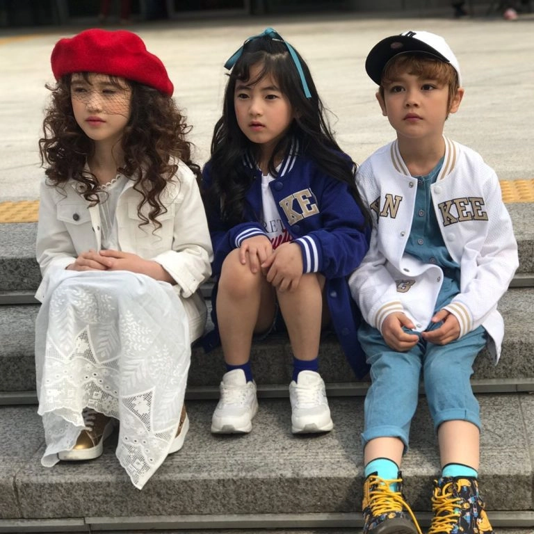 Sự khác biệt trong cách lên đồ của fashionista nhí việt và thế giới