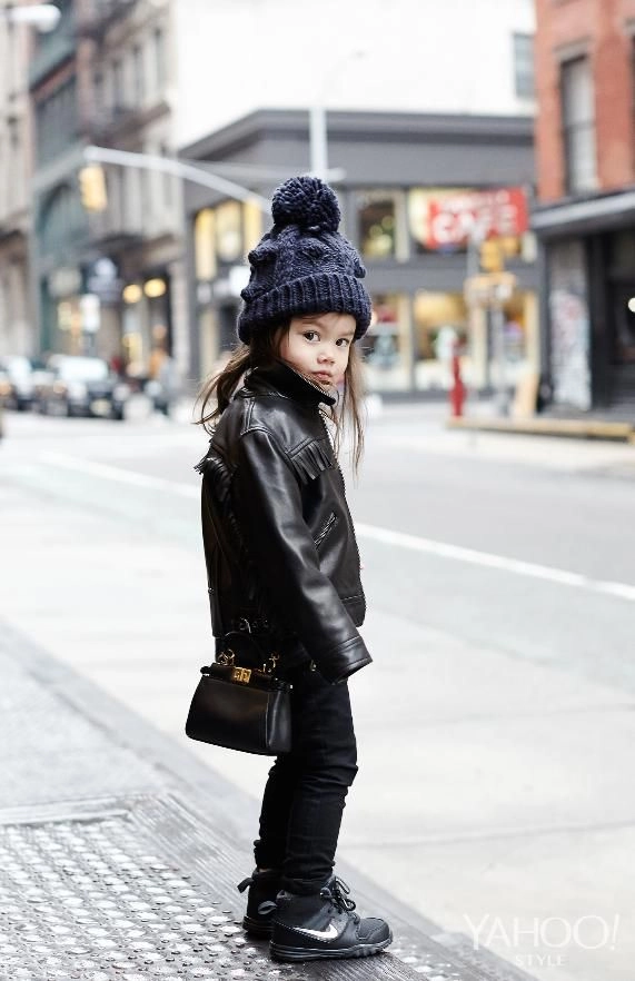 Sự khác biệt trong cách lên đồ của fashionista nhí việt và thế giới