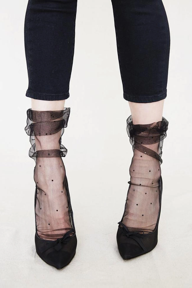 Tất voan đẹp mộng mị thế này bạn chắc chắn phải sắm cho mình một đôi