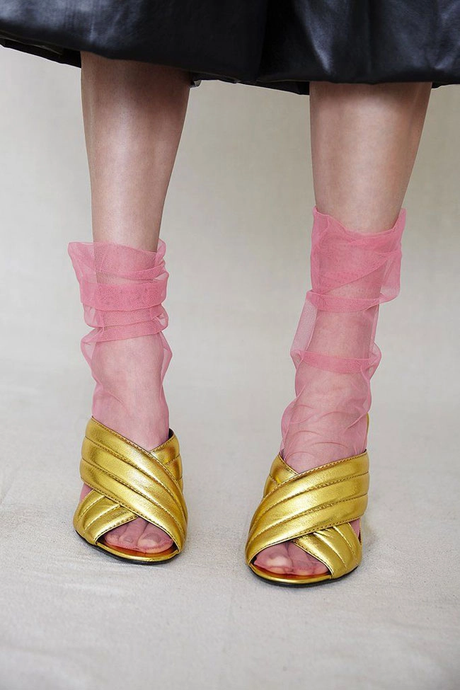 Tất voan đẹp mộng mị thế này bạn chắc chắn phải sắm cho mình một đôi