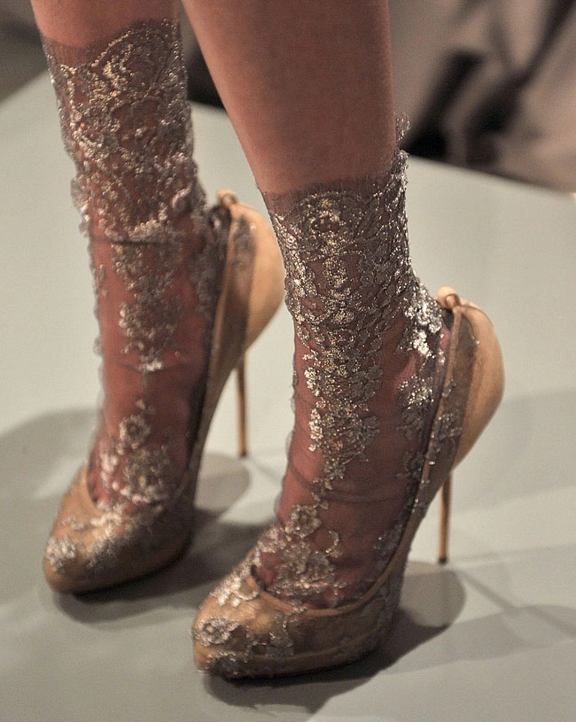 Tất voan đẹp mộng mị thế này bạn chắc chắn phải sắm cho mình một đôi