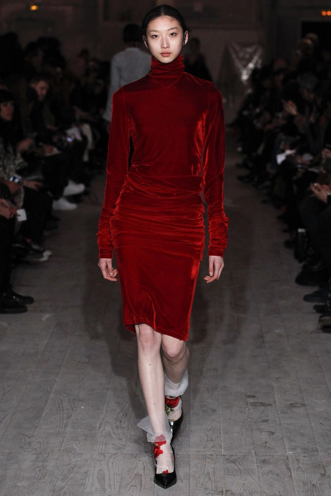 Tất voan đẹp mộng mị thế này bạn chắc chắn phải sắm cho mình một đôi