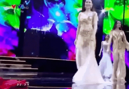 Té sấp mặt trên sân khấu hoa hậu hoàn vũ cô gái này vẫn xuất sắc tiến vào chung kết