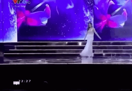 Té sấp mặt trên sân khấu hoa hậu hoàn vũ cô gái này vẫn xuất sắc tiến vào chung kết