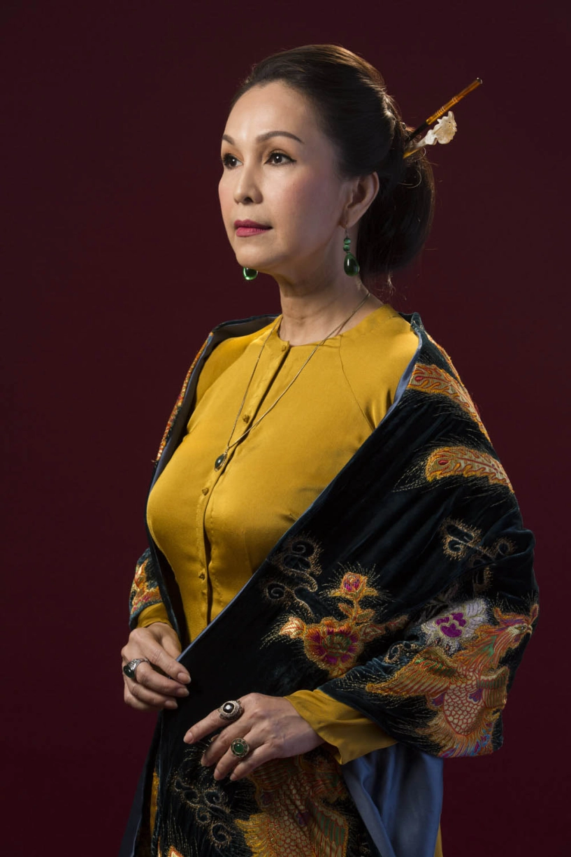 Thanh hằng thị uy con dâu midu bằng áo dài cuốn rắn