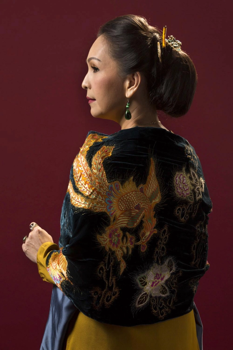 Thanh hằng thị uy con dâu midu bằng áo dài cuốn rắn