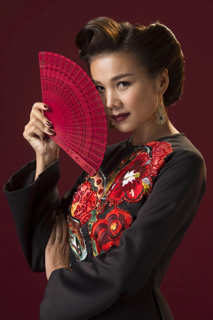 Thanh hằng thị uy con dâu midu bằng áo dài cuốn rắn