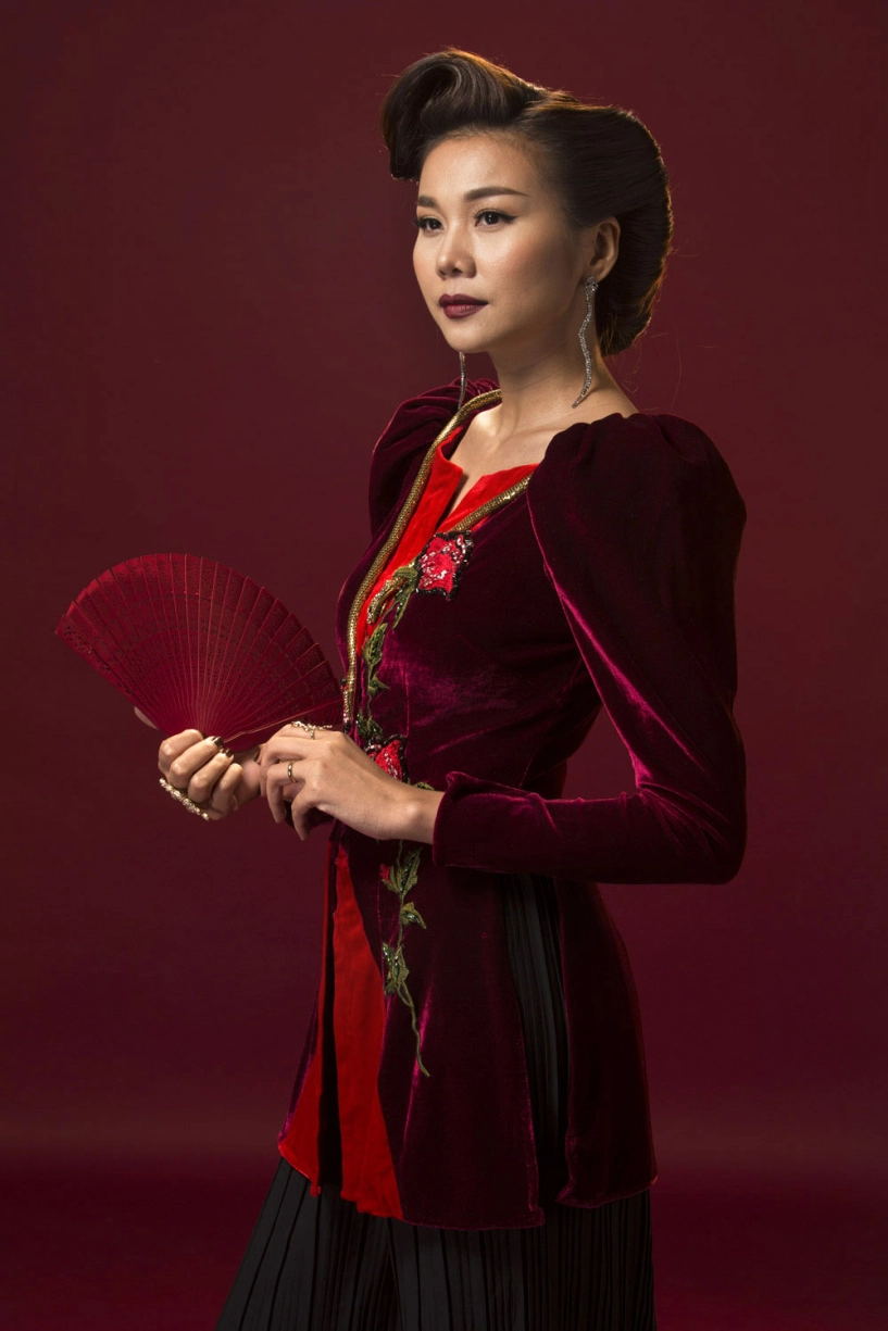 Thanh hằng thị uy con dâu midu bằng áo dài cuốn rắn