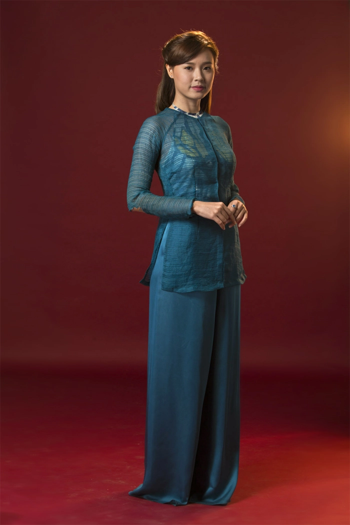 Thanh hằng thị uy con dâu midu bằng áo dài cuốn rắn